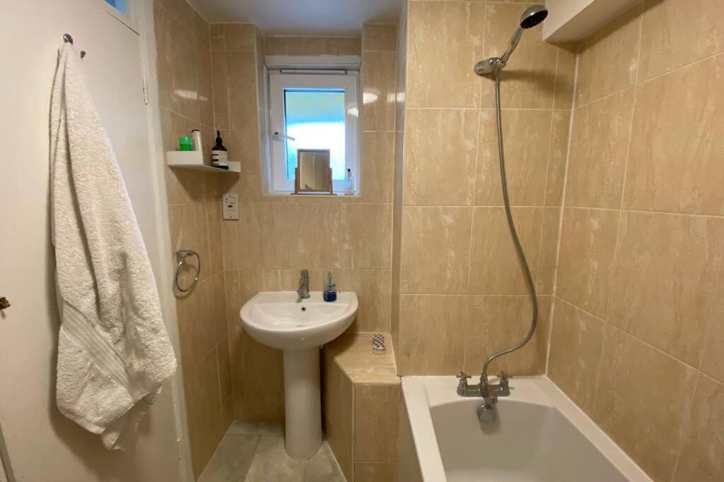 Two Bedroom Garden Flat In Zone 2 ลอนดอน ภายนอก รูปภาพ